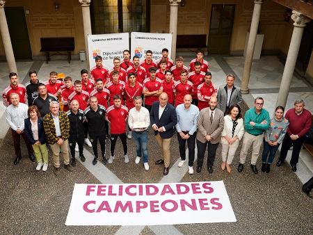 Imagen La plantilla de la Gimnástica Segoviana ofrece a la provincia su ascenso a Primera RFEF en un breve acto en el patio de Columnas de la...